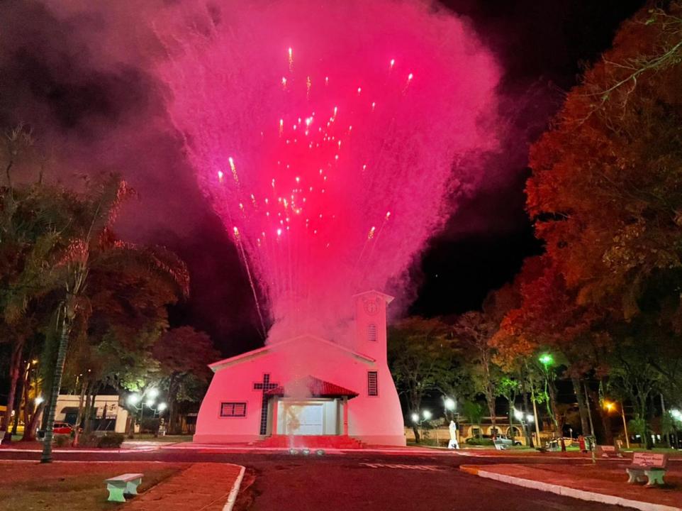 Foto 9 de 18 — Cidade da região faz primeira queima de fogos silenciosa da sua história